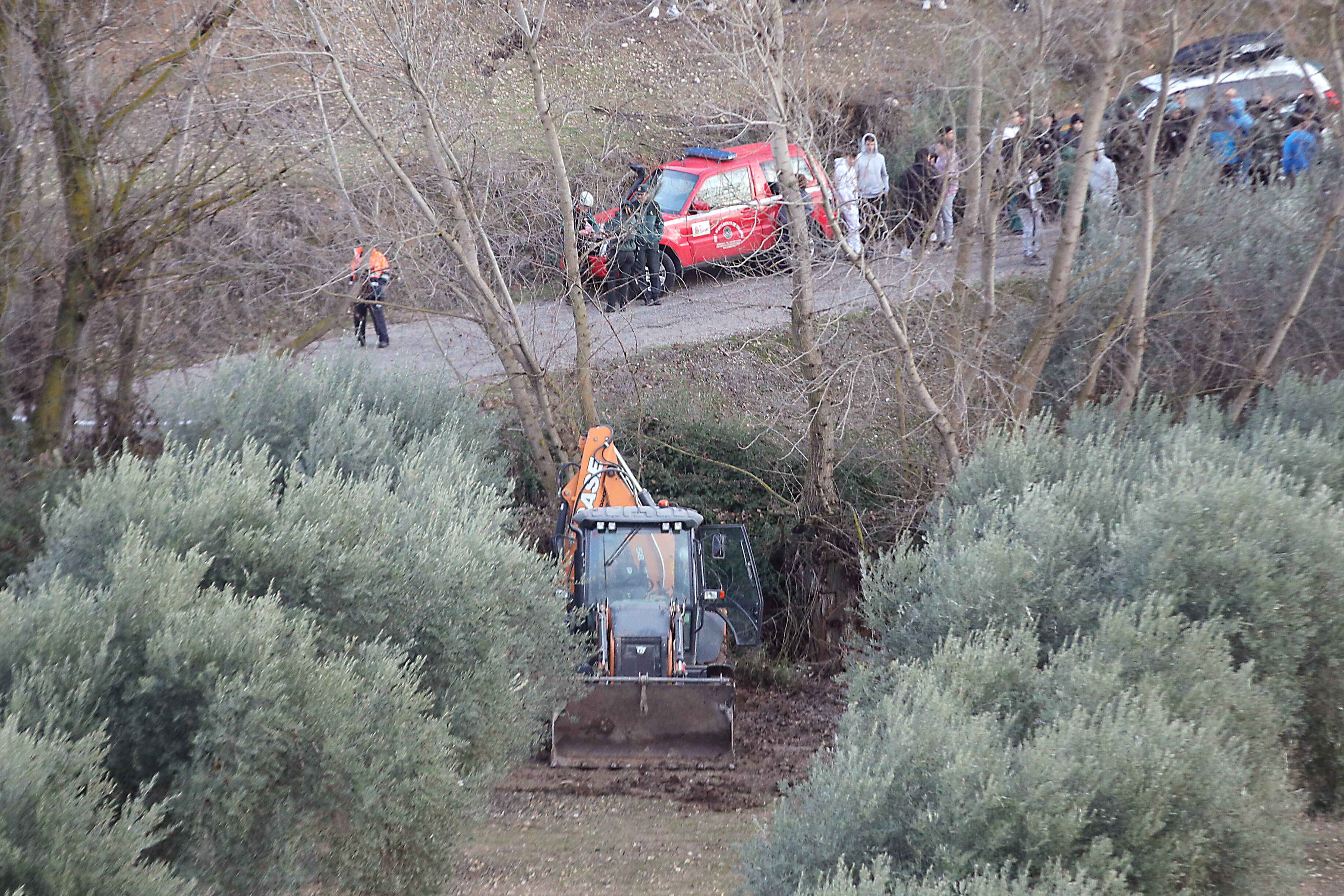 Labores de búsqueda de un joven que con su moto ha sido arrastrado por el agua en el arroyo de la Cañada, en el término municipal de Íllora, cuando pretendía cruzarlo.