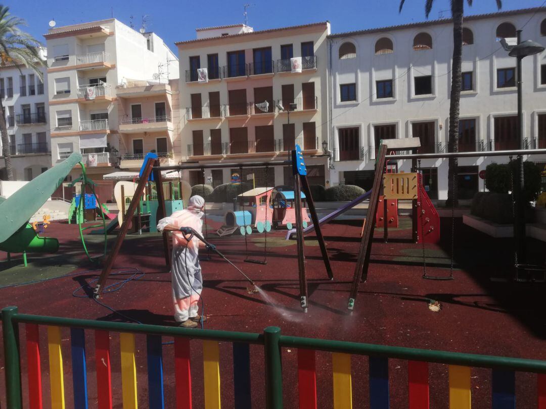 Acciones de limpieza y desinfección en los parques infantiles de Benissa