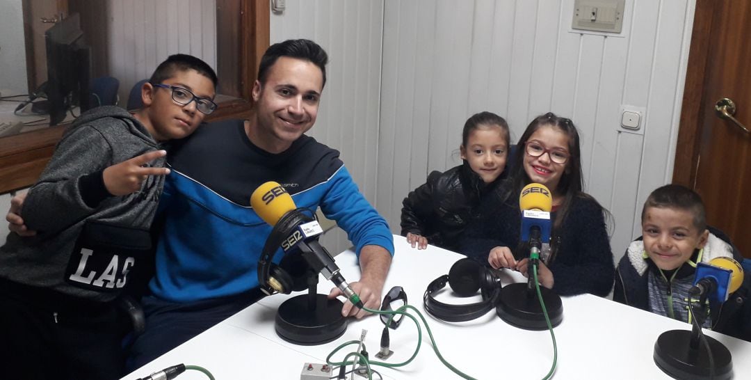 José Miguel Díaz, coordinador de la radio en el colegio &quot;Los Arrayanes&quot;, junto a los alumnos Francisco Muñoz, Domitila Moreno, Mari Ángeles Vilches y Manuel Muñoz. 