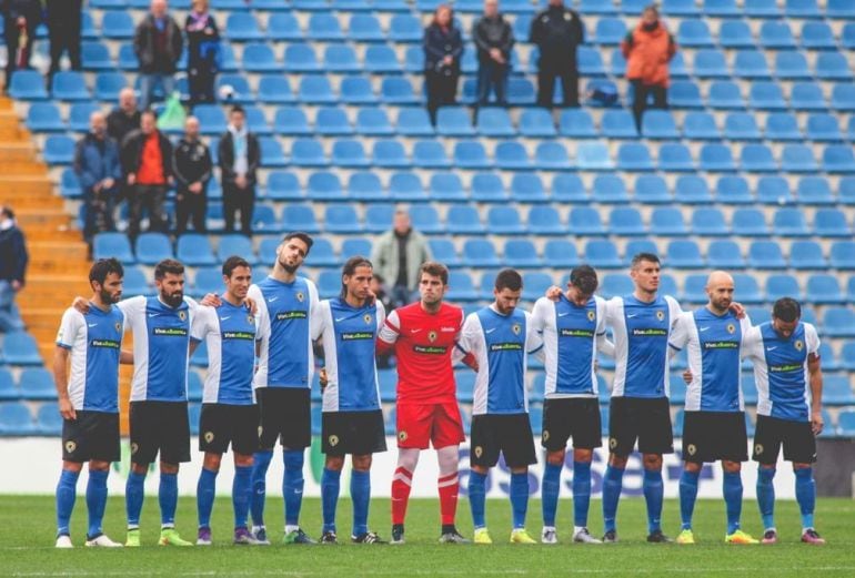 Los jugadores del Hércules en el césped del Rico Pérez