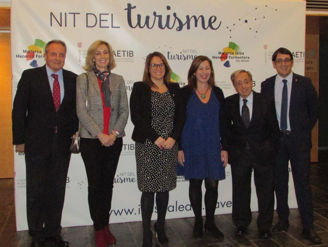 Els menorquins premiats a la Nit del Turisme posen al costat de les autoritats.
