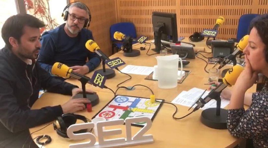 Javier Sánchez Serna (UP), que ha ganado la partida de parchís jugando con la ficha roja: &quot;para ver si se lo quito al PSOE&quot;, ha dicho esbozando una sonrisa