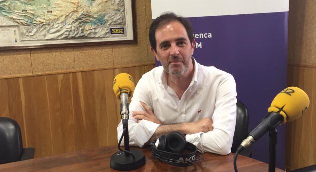 César Sánchez en los estudios de SER Cuenca en una foto de archivo.