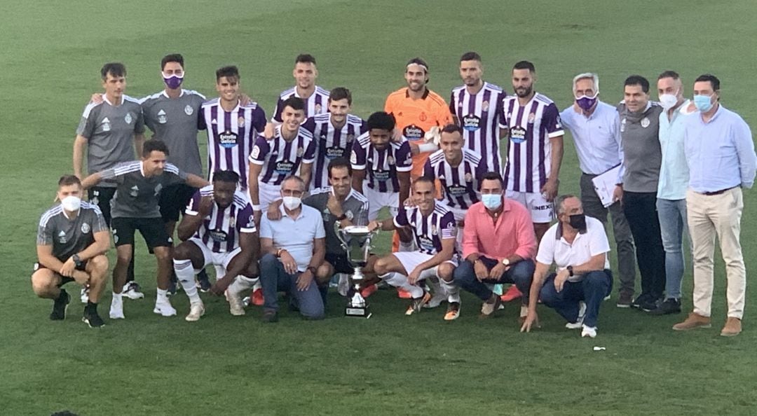 El Pucela con el Trofeo Villa de Zaratán