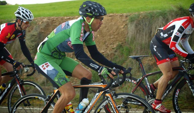 El ciclista del Zuzenak, Guillermo Prieto durante una prueba ciclista.