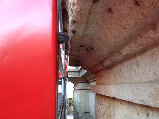 Los palcos instalados junto a la fachada norte de la Puerte del Puente rozan este monumento del siglo XVI.