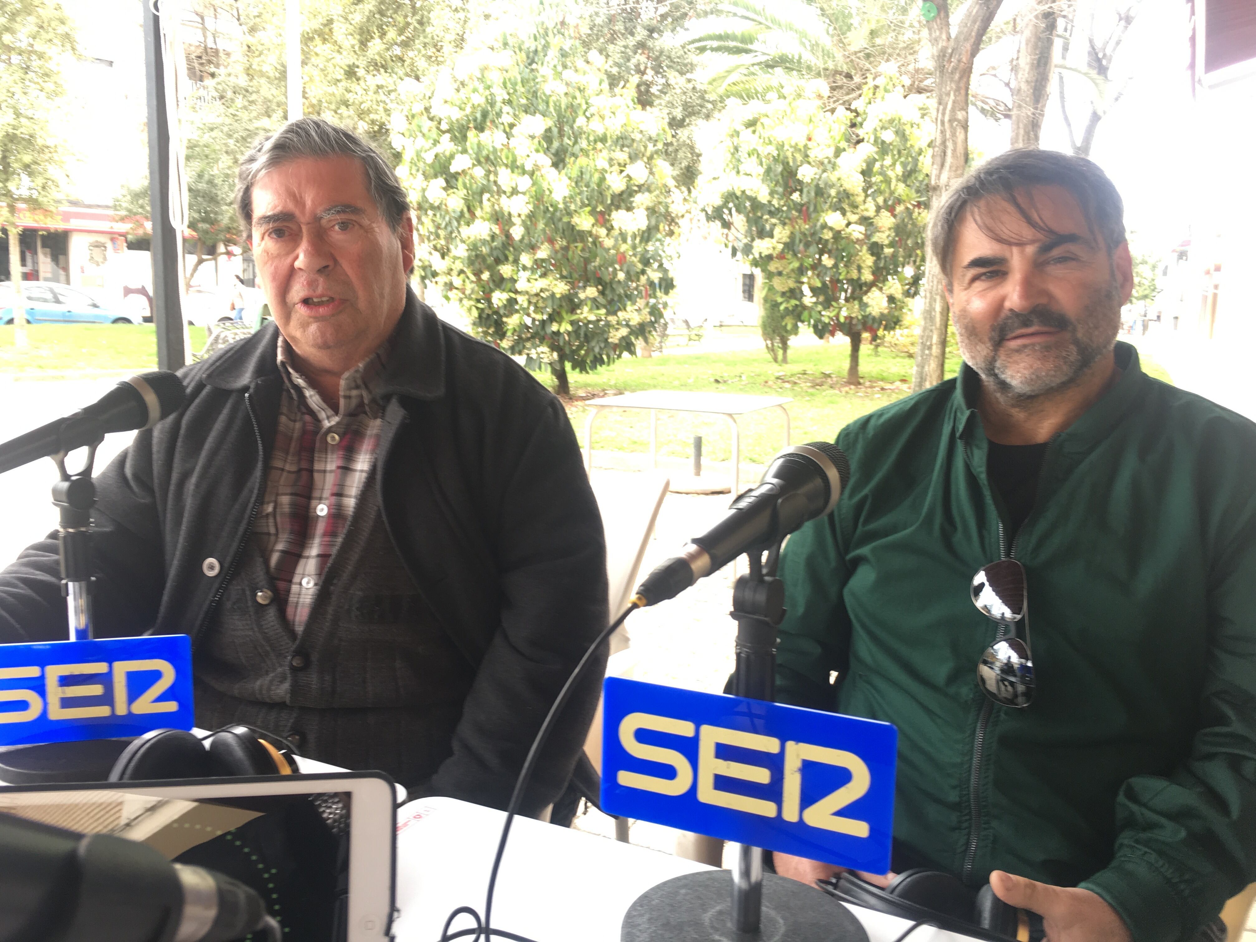 El párroco y el cantante han compartido anécdotas y recuerdos de sus vivencias en Villarrubia