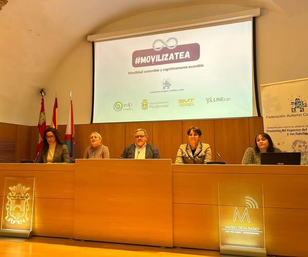 De izq. a derecha, Susana García de Linecar, concejala de Bienestar, Alexandra Rivas,  concejal de Transportes, Carlos Fernández y gerente de la Federación, Rosa Luna