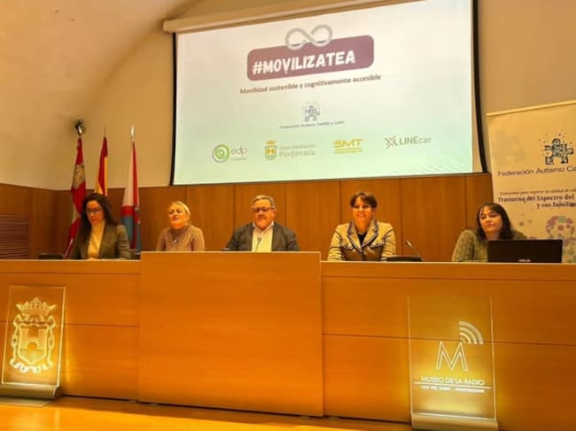 De izq. a derecha, Susana García de Linecar, concejala de Bienestar, Alexandra Rivas, concejal de Transportes, Carlos Fernández y gerente de la Federación, Rosa Luna