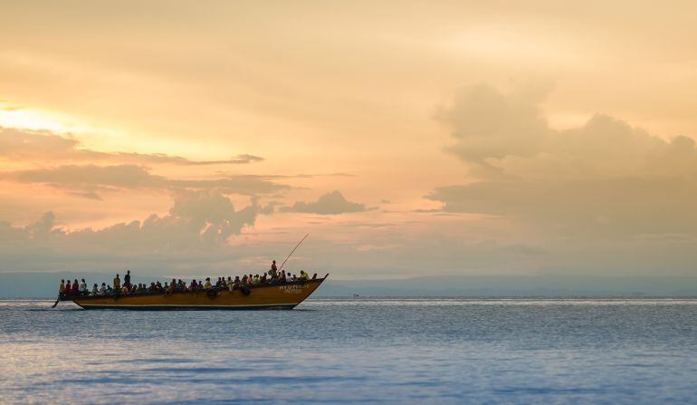 Un barco de refugiados sobre el lago Tanganyika, Tanzania.