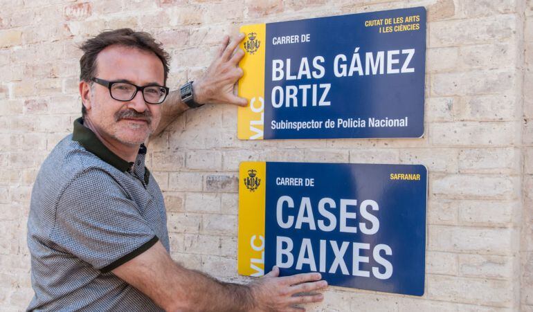 El concejal de Movilidad Sostenible muestra el diseño de las nuevas placas que rotularán las calles de València