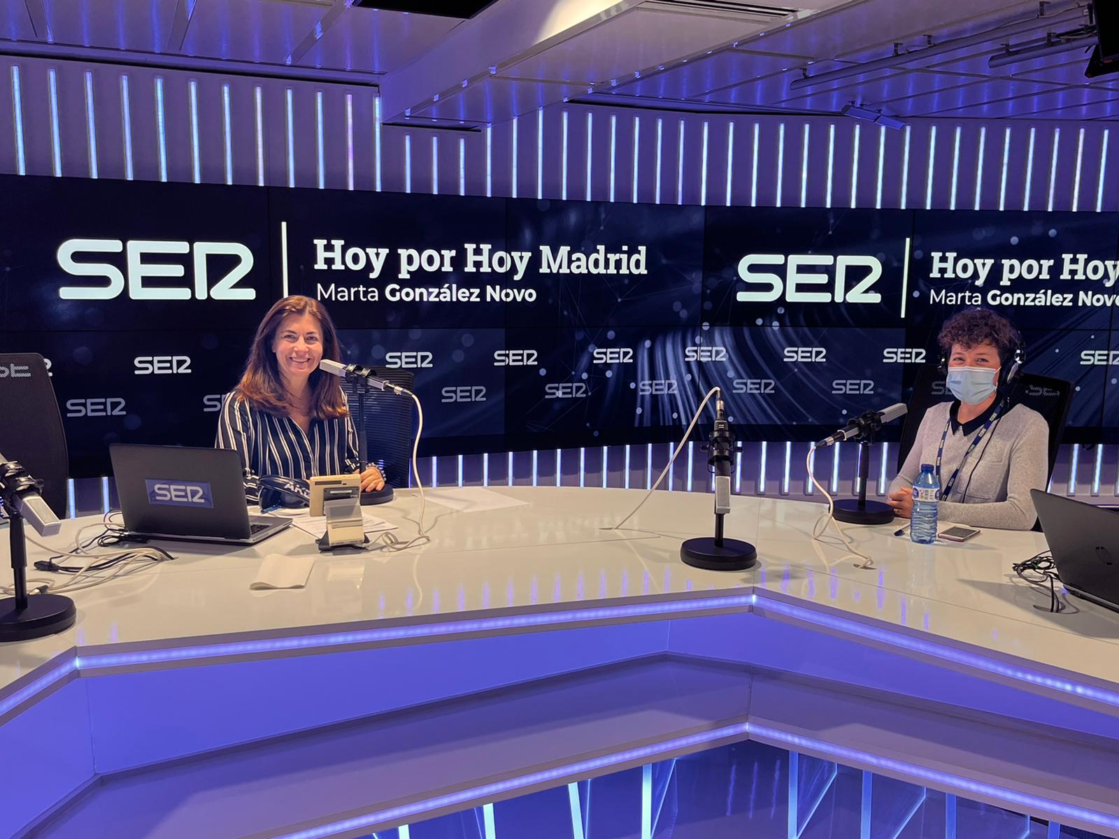 Patricia Rodríguez (dcha.) en los estudios de Radio Madrid junto a Marta G. Novo