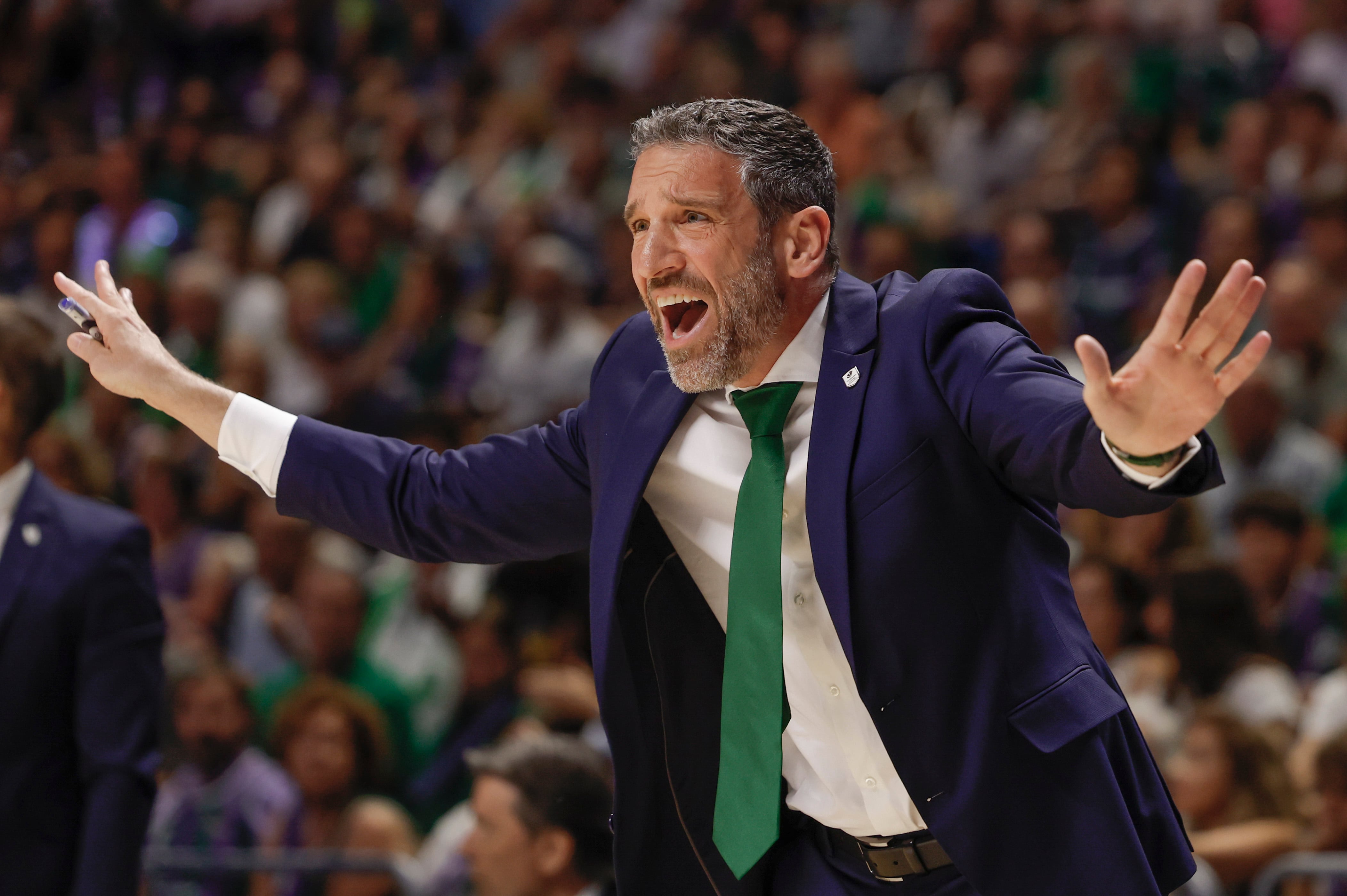 MÁLAGA, 03/06/2025.- El entrenador de Unicaja, Ibon Navarro, durante el partido de los cuartos de final de la Liga Endesa de baloncesto que Unicaja y FC Barcelona disputan este martes en Málaga. EFE/Jorge Zapata