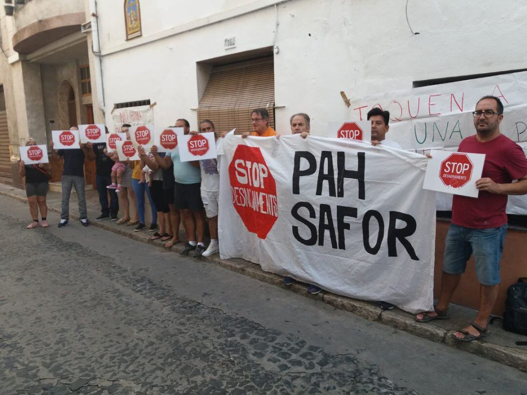 Una de las concentraciones de la PAH Safor para ayudar a esta familia de Oliva. 