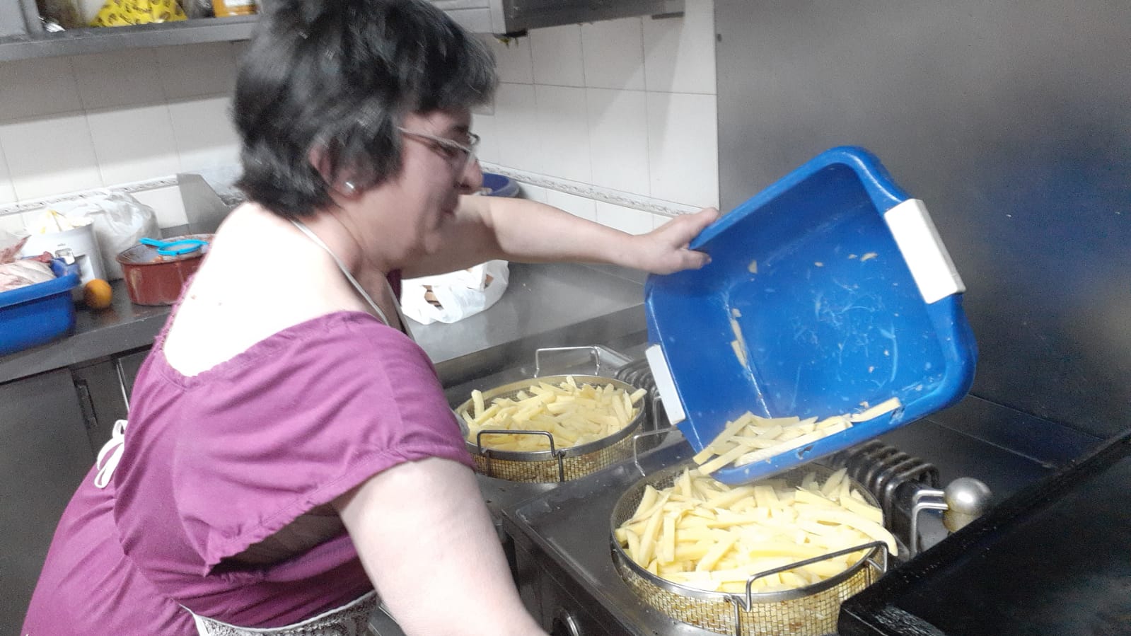 Paqui de la Rubia tarda de hora a hora y media en elaborar un tortilla de patatas de 20 kilos