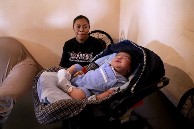 María del Carmen Flores y su hijo Dilan Aram Hernández Flores