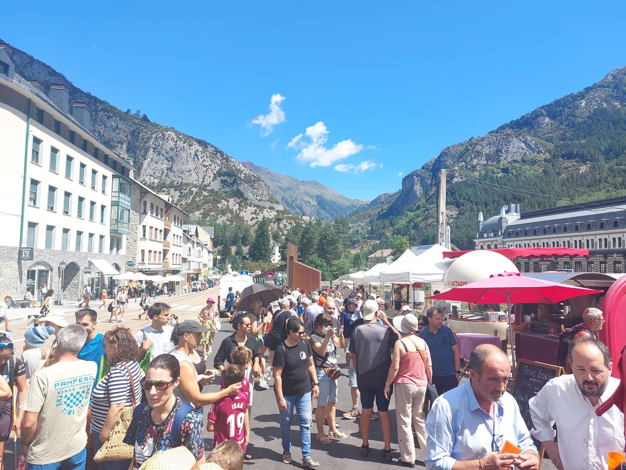 Canfranc espero uno de los fines de semana de mayor afluencia con la celebración de esta Fiesta del Queso francés
