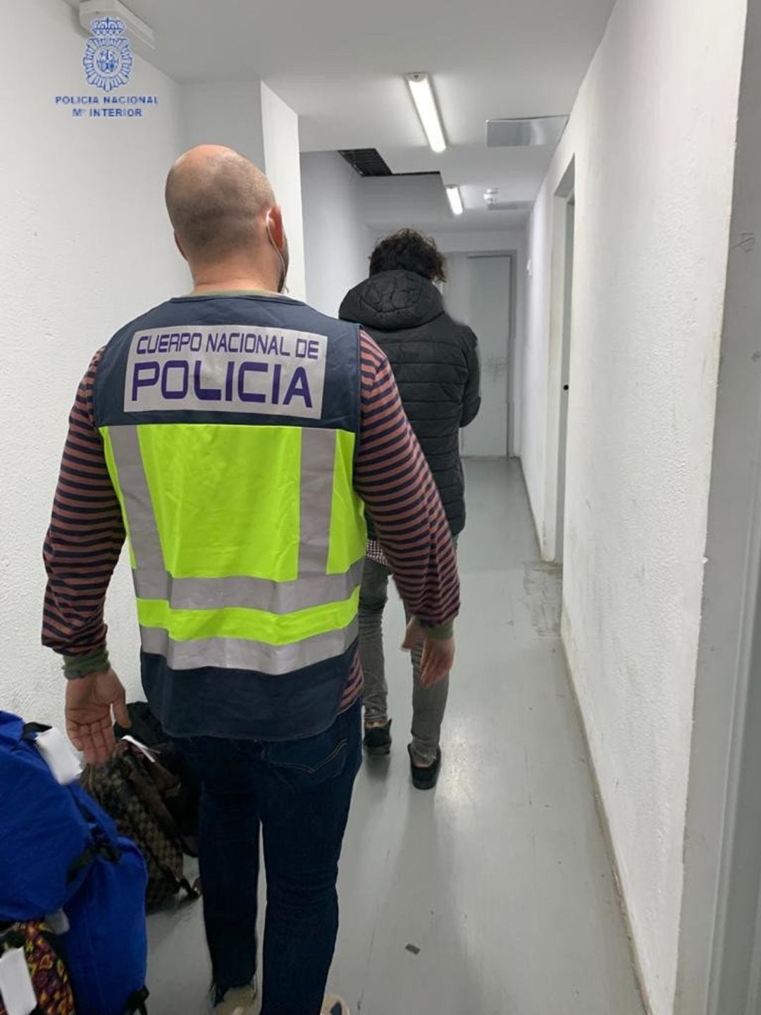 La Policía Nacional detiene a un hombre que intentó llevarse por la fuerza a una niña en plena calle