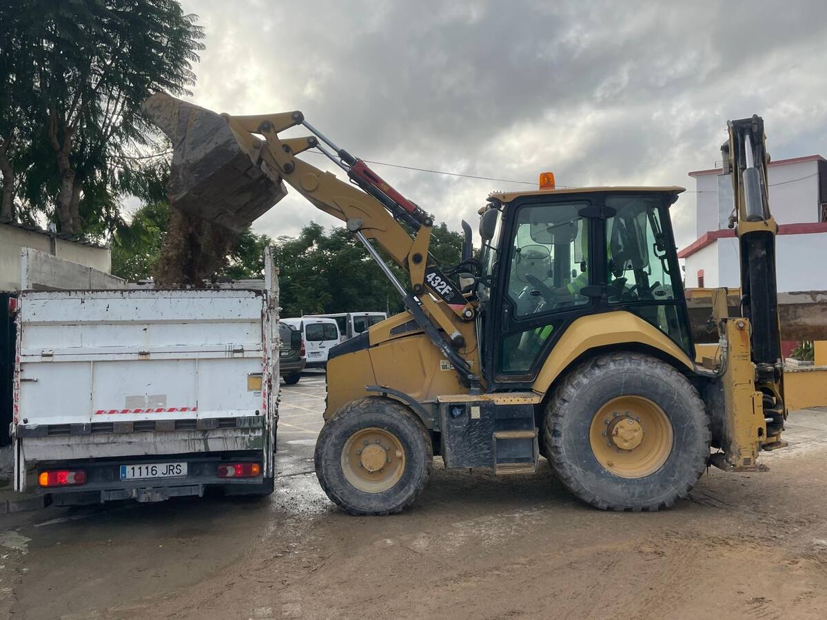 Continúa la limpieza, el arreglo de alumbrado y la recuperación del acerado tras el paso de la DANA por Jerez