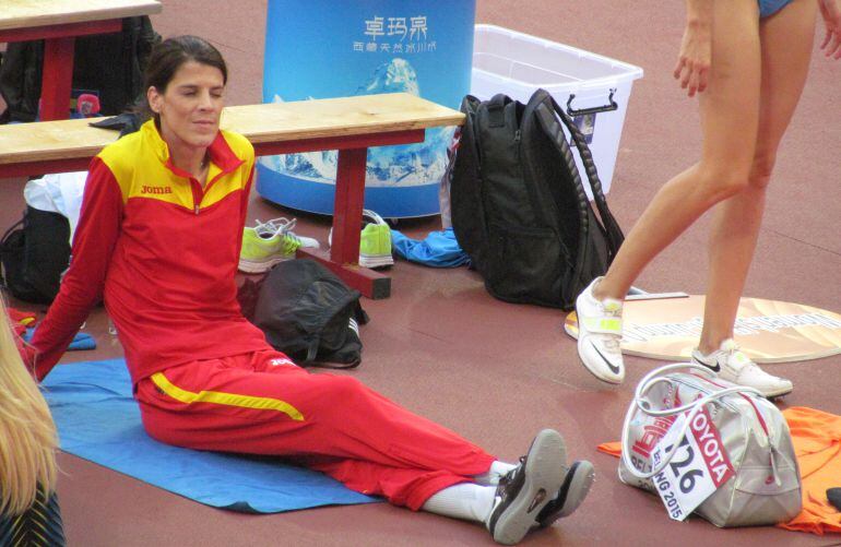 Ruth Beitia descansando después de realizar un salto