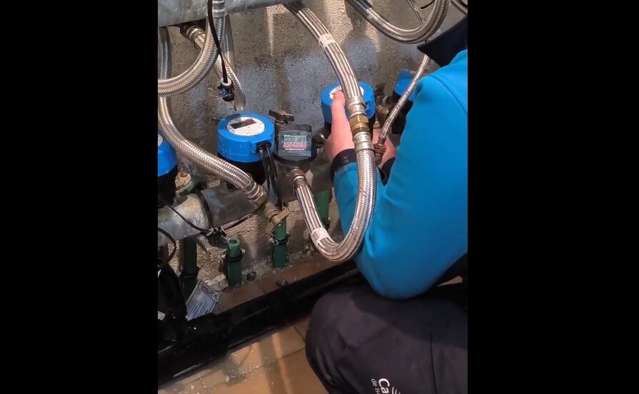 Los inquilinos aseguran que la deuda por la que les han cortado el agua corresponde al anterior propietario del edificio