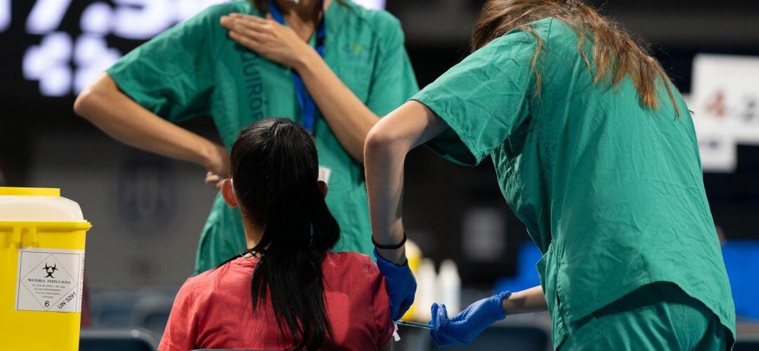 Una enfermera administra la vacuna contra la COVID-19