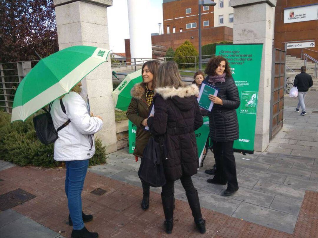 Responsables del sindicato de enfermeria SATSE recogen firmas a la entrada del Hospital Virgen de la Concha el pasado mes de septiembre