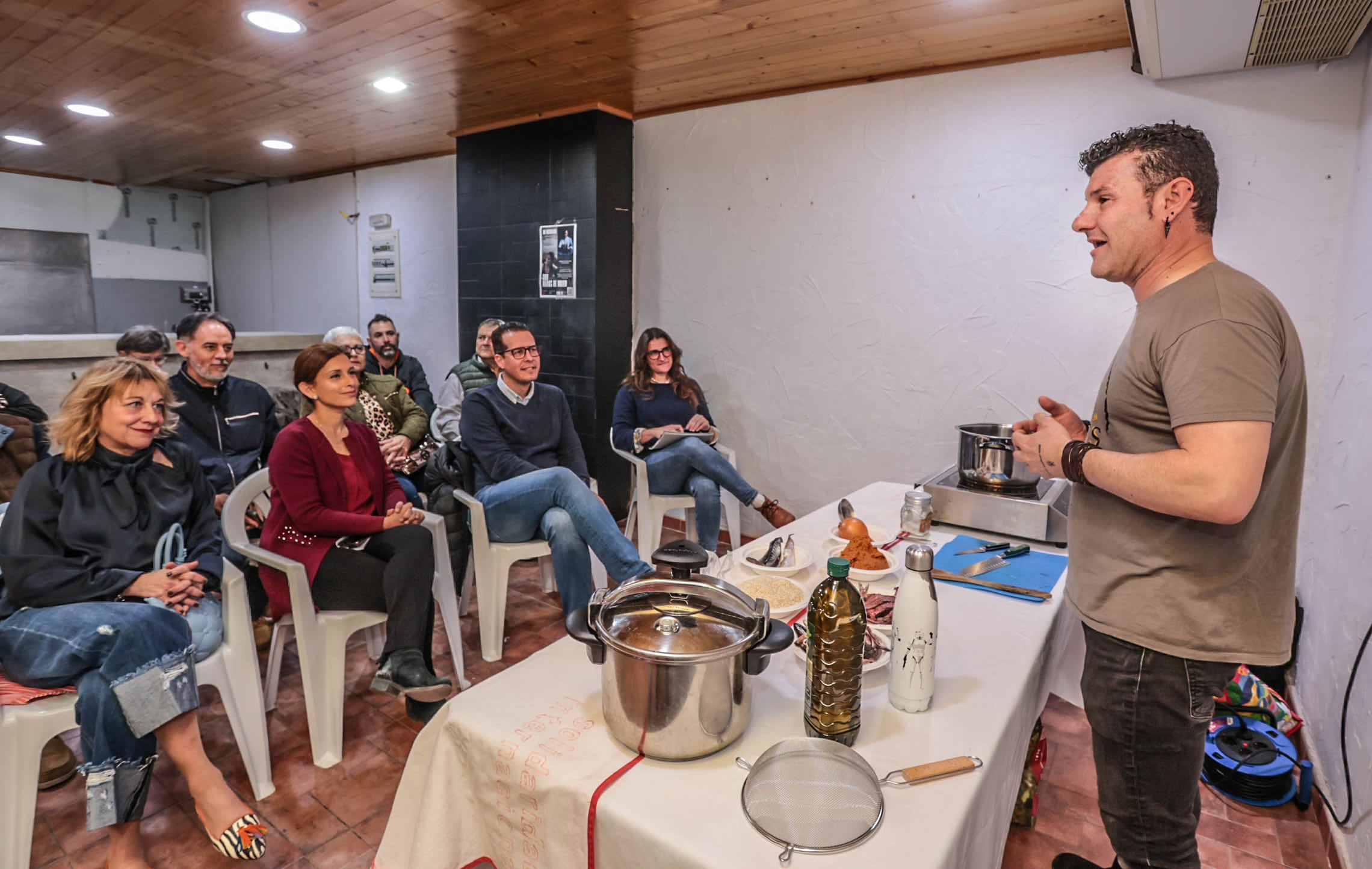 El alcalde de Elda, Rubén Alfaro y la concejala de Comercio y Mercados, Silvia Ibáñez, asistieron al &quot;Showcooking&quot;