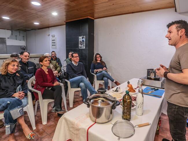 El alcalde de Elda, Rubén Alfaro y la concejala de Comercio y Mercados, Silvia Ibáñez, asistieron al "Showcooking"