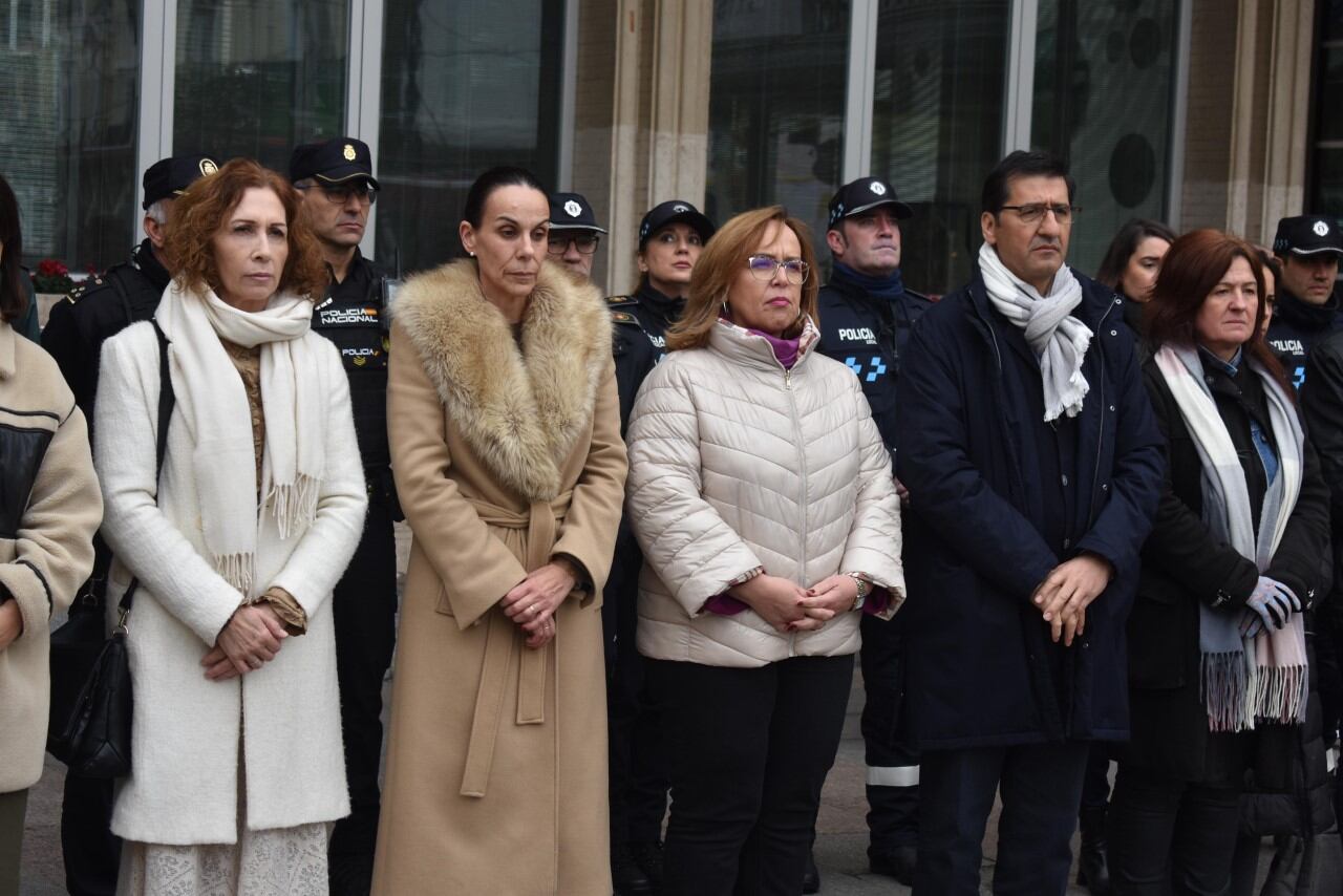 Representantes de las instituciones de la provincia en la concentración de repulsa contra la violencia de género organizada en la capital