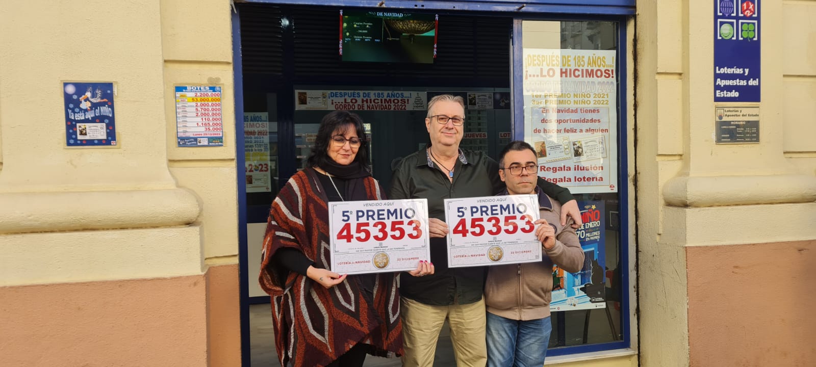 Los loteros de la administración de las Torres de Córdoba, en Jerez, con los números premiados en el Sorteo de la Lotería de Navidad