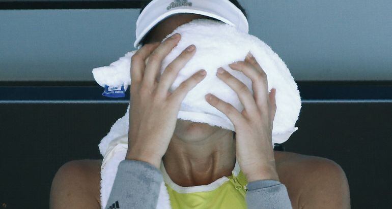 Garbiñe Muguruza se refresca durante un descanso en su partido contra Hsieh