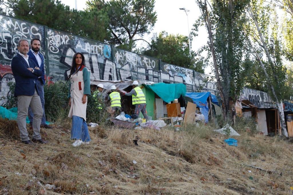 La vicealcaldesa de Madrid, Begoña Villacís, durante el desmantelamiento de unas chabolas en la capital