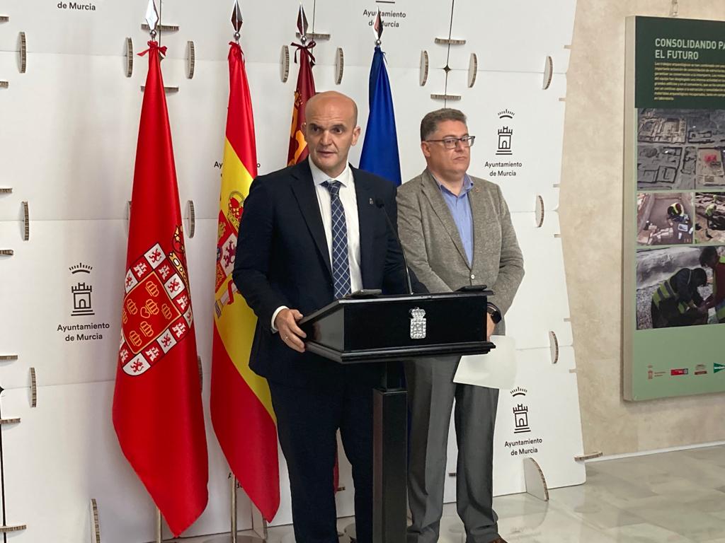 Los concejales de Gestión Económica, Enrique Lorca, y de Urbanismo, Andrés Guerrero, durante la comparecencia de prensa