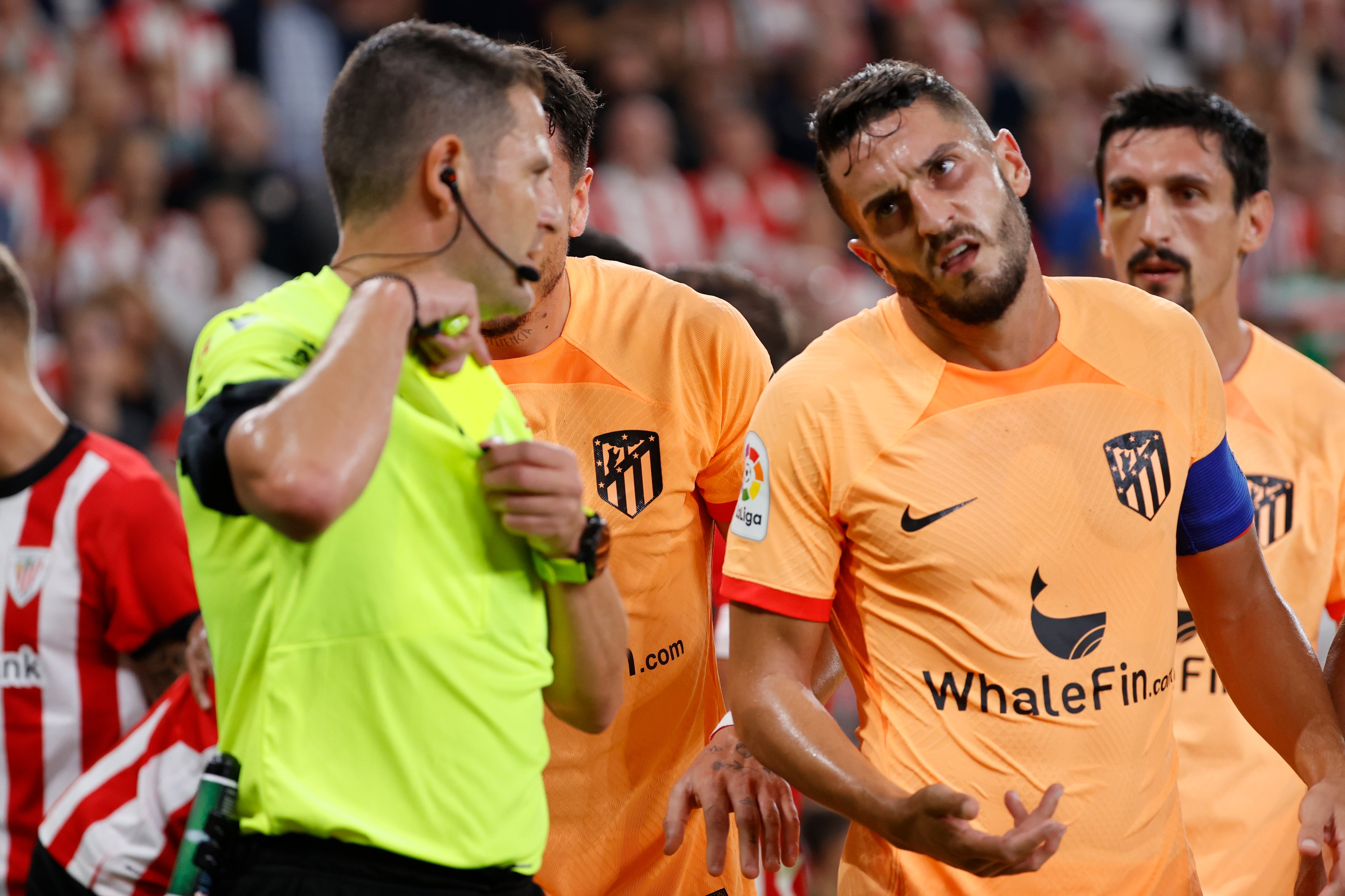 El centrocampista del Atlético de Madrid Koke Resurrección protesta al árbitro Figueroa Vázquez, durante el partido de la novena jornada de Liga en Primera División ante el Athletic. EFE/Luis Tejido