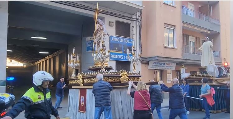 Cofrades durante el traslado de las imágenes de la Semana Santa al local de la calle Sant Rafael, la pasada Semana Santa.