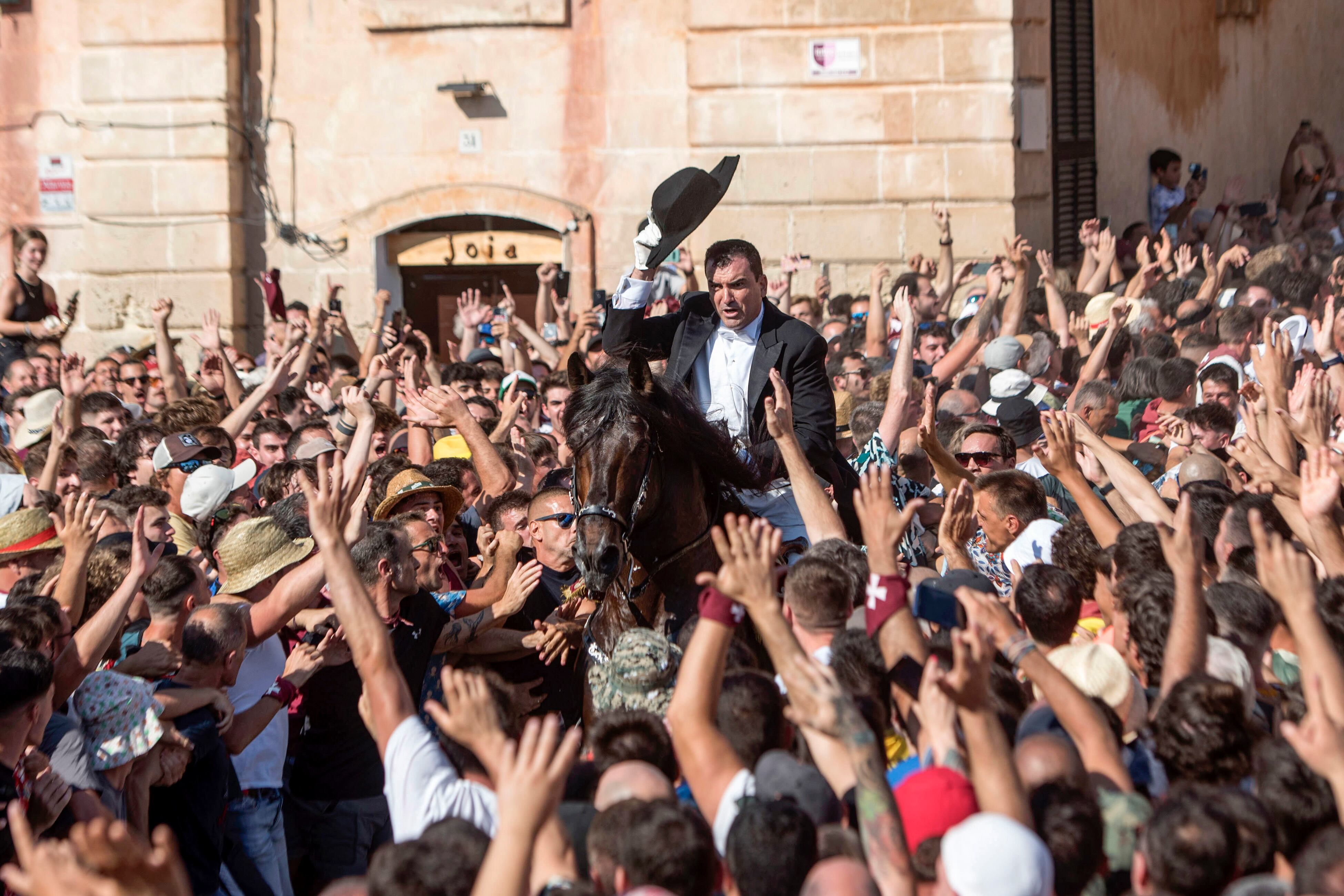 El Caixer Senyor va fer una entrada neta i elegant al galop a la plaça per començar el Caragol des Born.