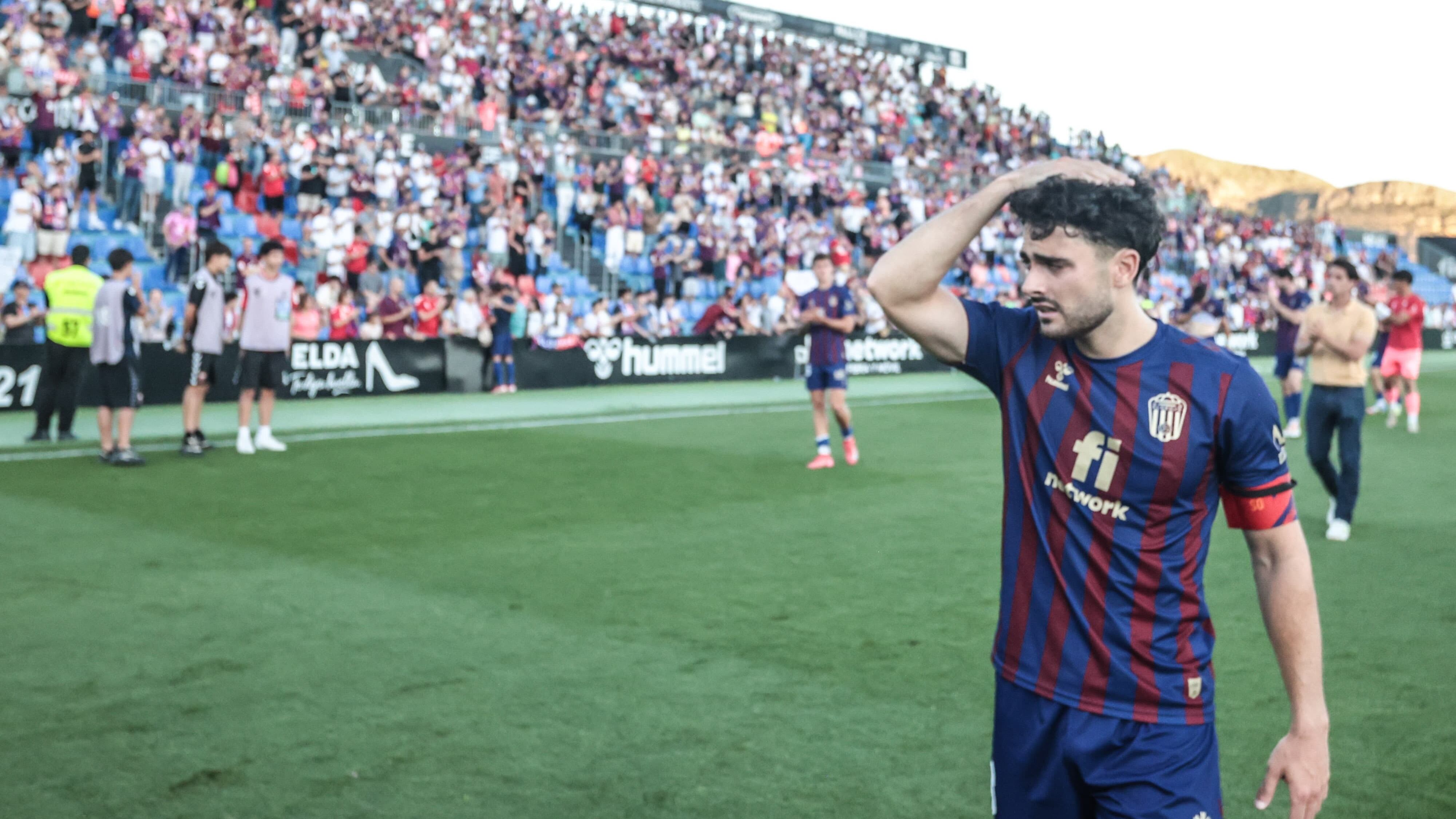 El Eldense ha recibido el reconocimiento de su afición a pesar del descenso