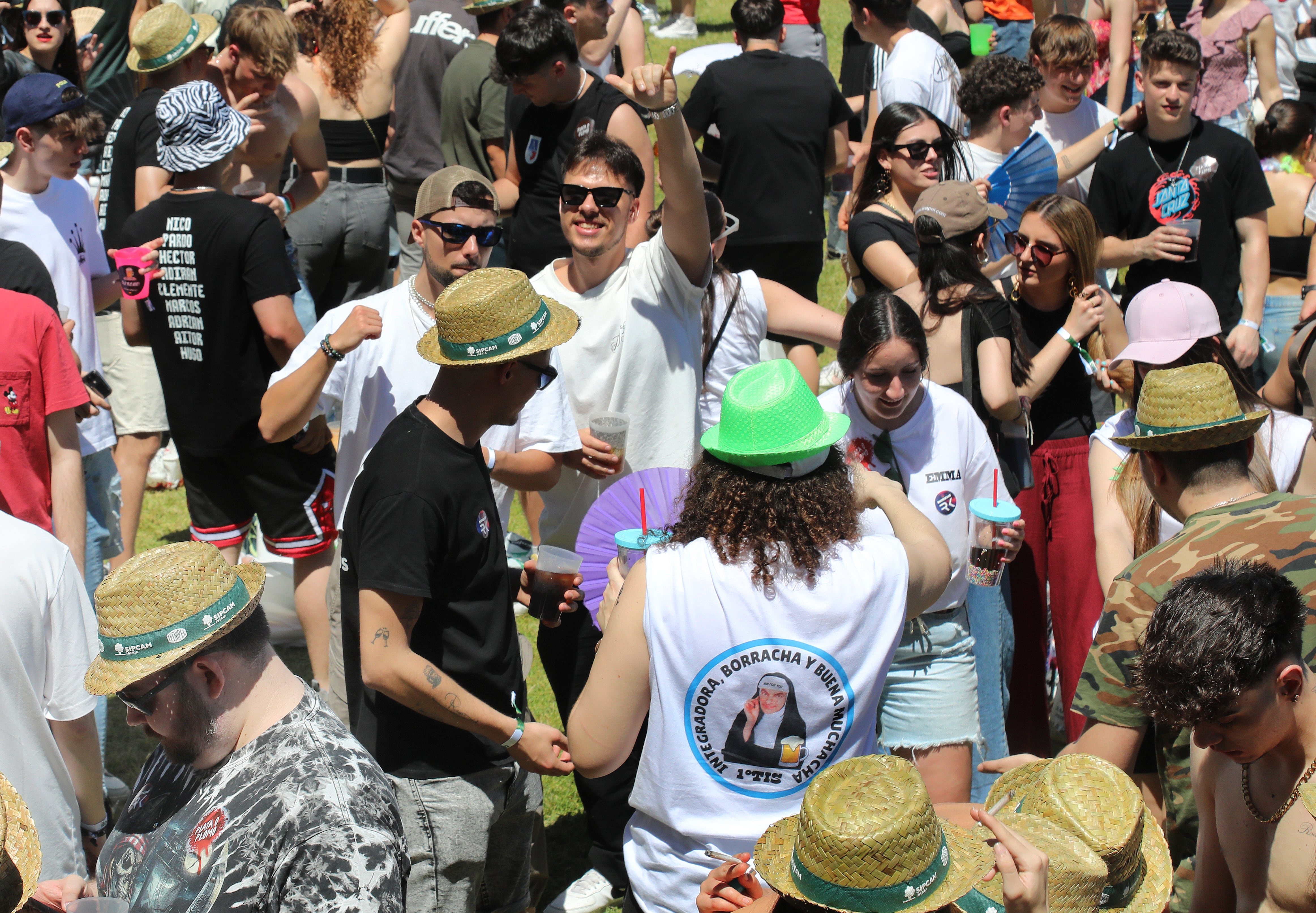 Miles de jovenes de la Comunidad se dan cita en el parque Ribera Sur de la capital palentina para celebrar la ITA, una de las fiestas universitarias más populares de la región