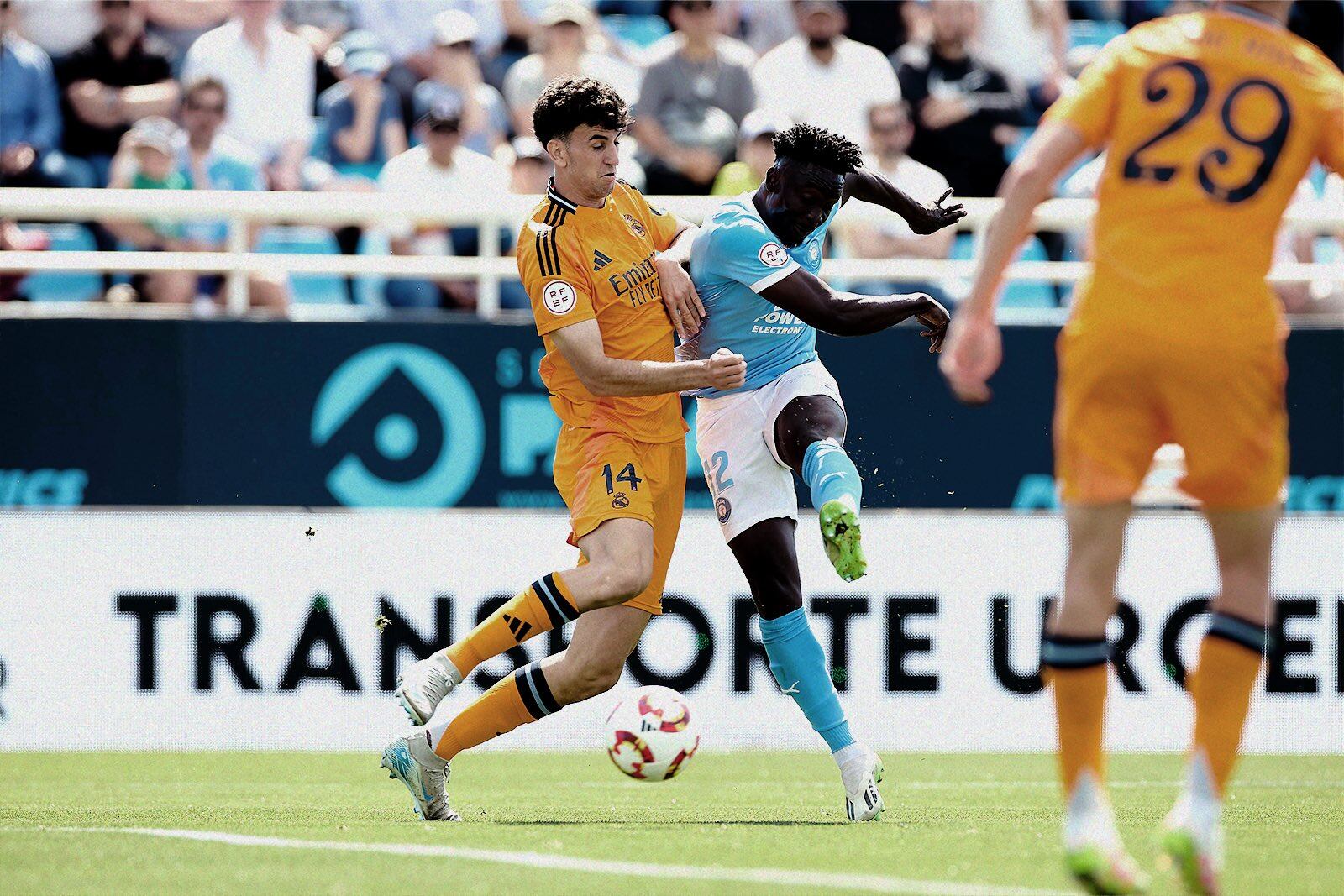 Mo Dauda disparando ante un defensa del Real Madrid Castilla