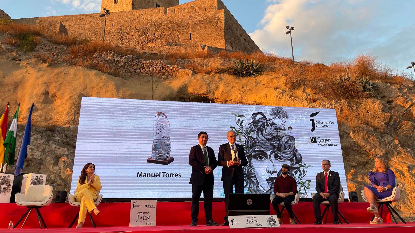 Manuel Torres (Gráficas M y T) recoge su premio