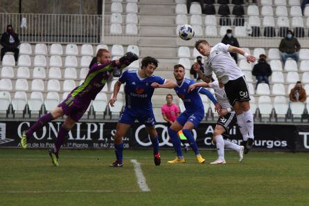 Juanma busca el remate ante el marco del Covadonga