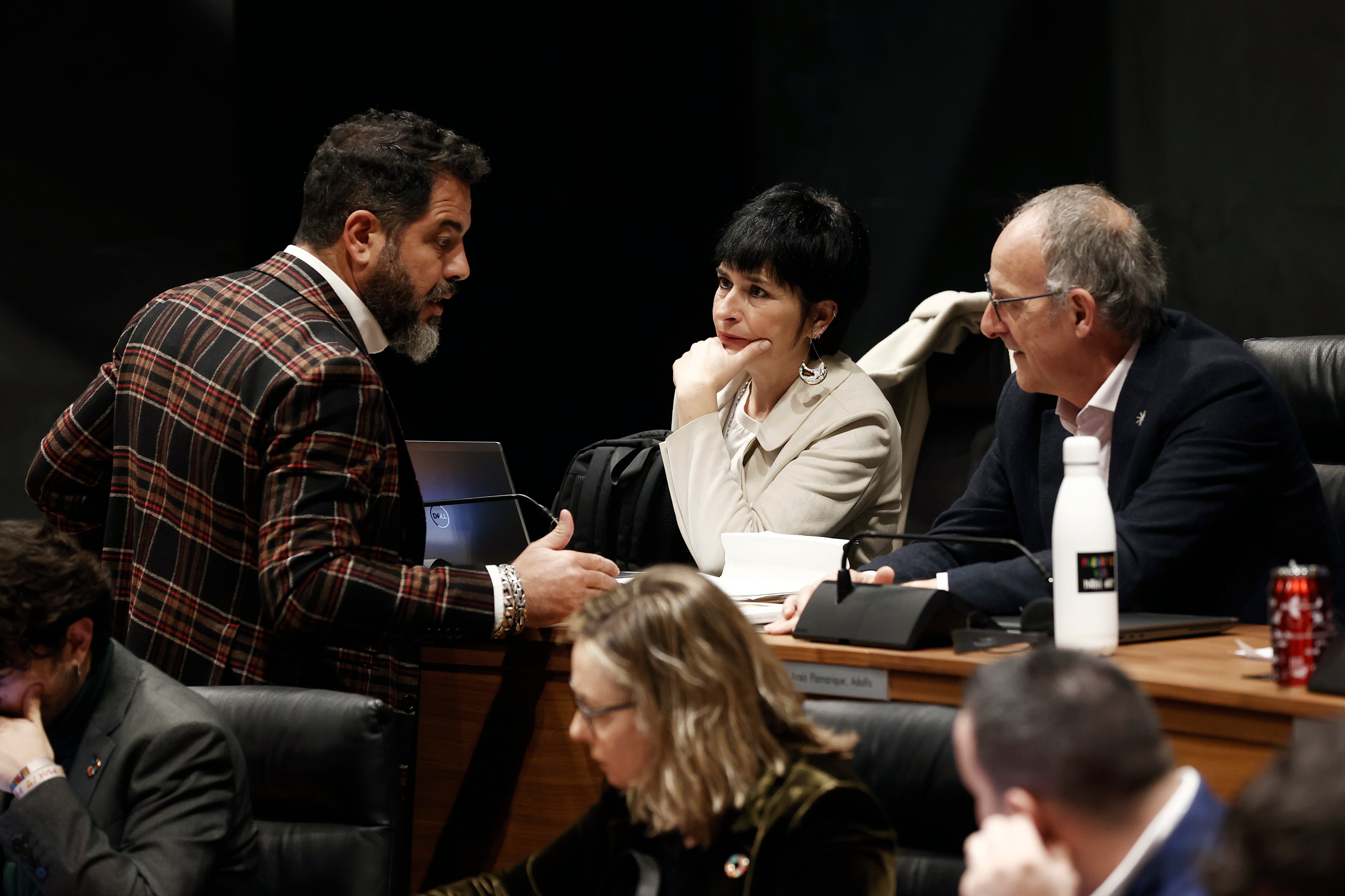 El portavoz del grupo parlamentario del PSN, Ramón Alzorriz junto a los parlamentarios de EH Bildu Adolfo Araiz y Laura Aznal en el inicio del Pleno del Parlamento.