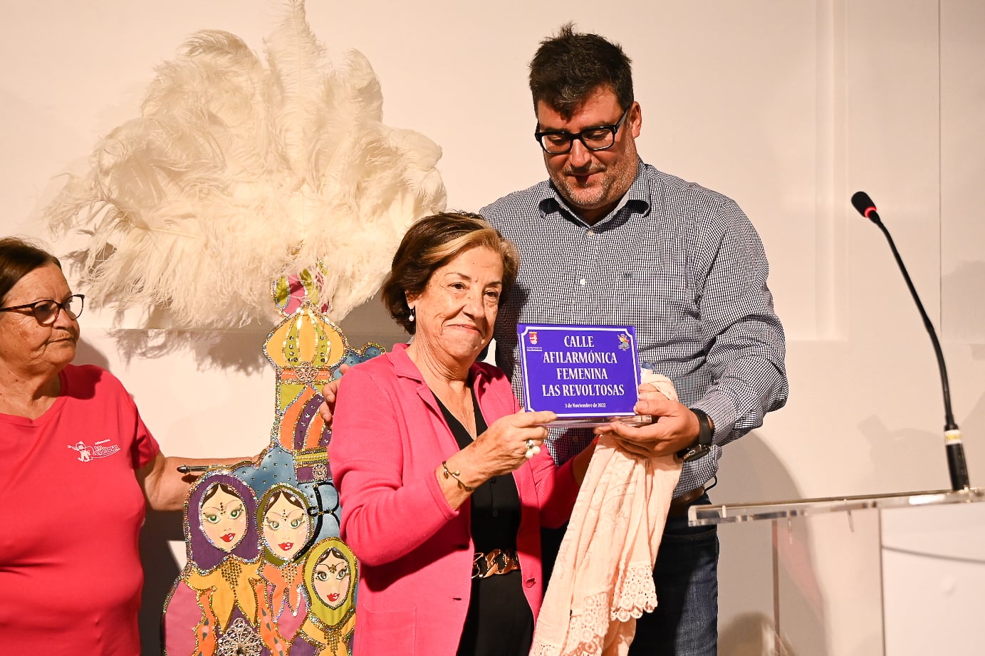 Isidro Pérez, alcalde de San Bartolomé, junto a la directora de &quot;Las Revoltosas&quot;, Aurea Mauri.