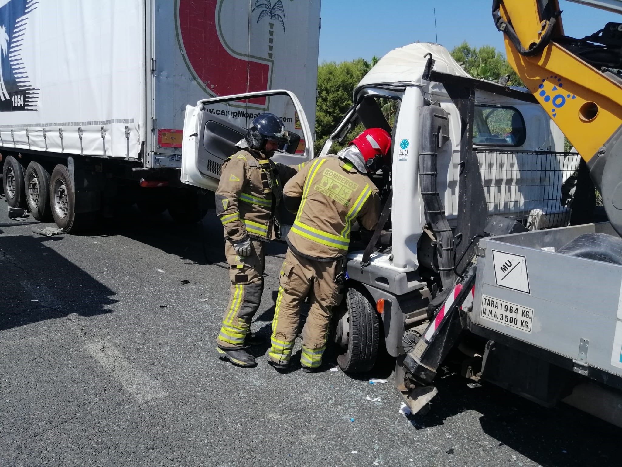 Rescatado el conductor herido de una camioneta que chocó con camión en la autovía a la altura de Alhama de Murcia