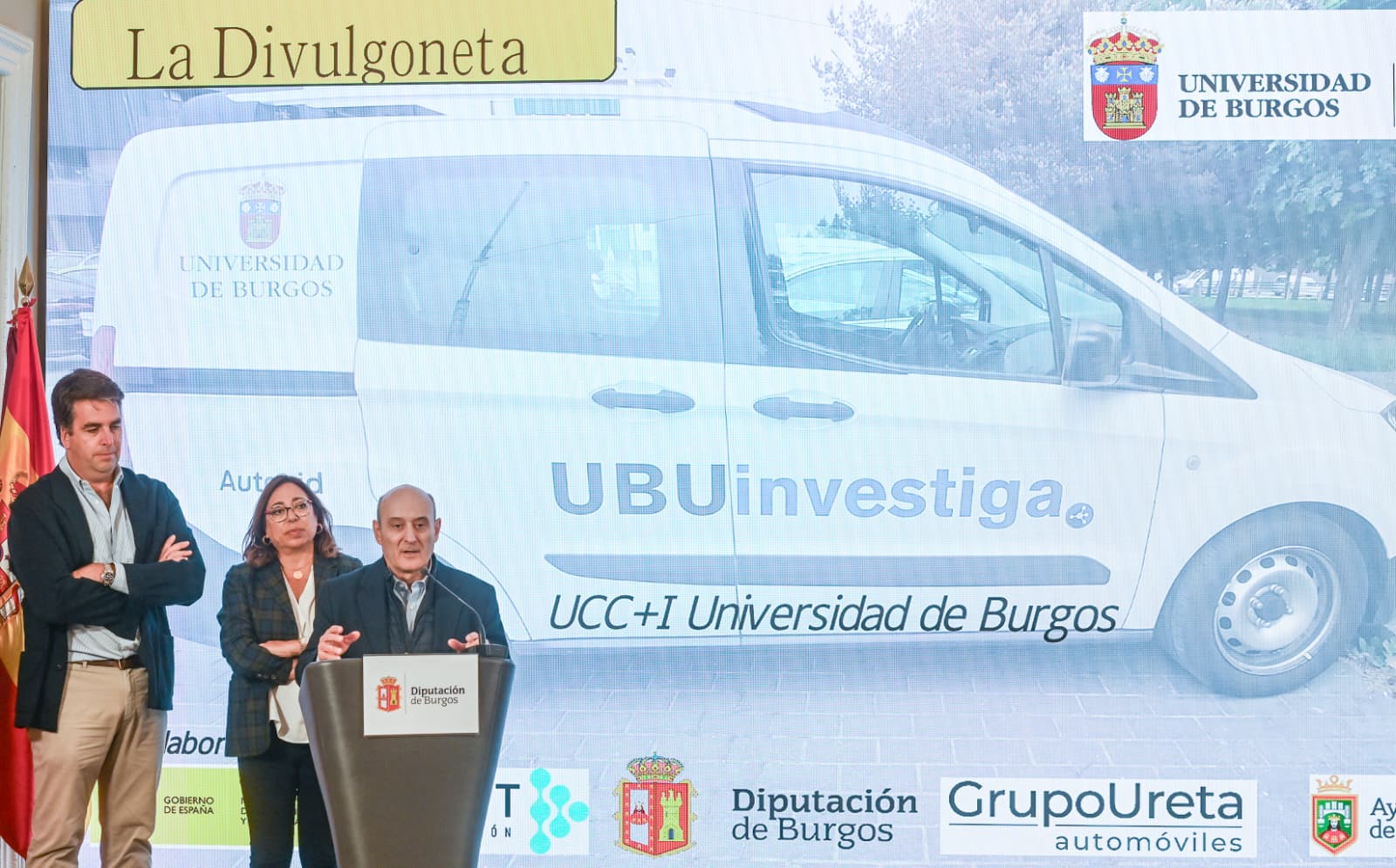 El profesor de la UBU, Jordi Rovira, presenta la segunda edición de &#039;La Divulgoneta&#039;, con la diputada de Cultura, Raquel Contreras, y el gerente de Grupo Ureta