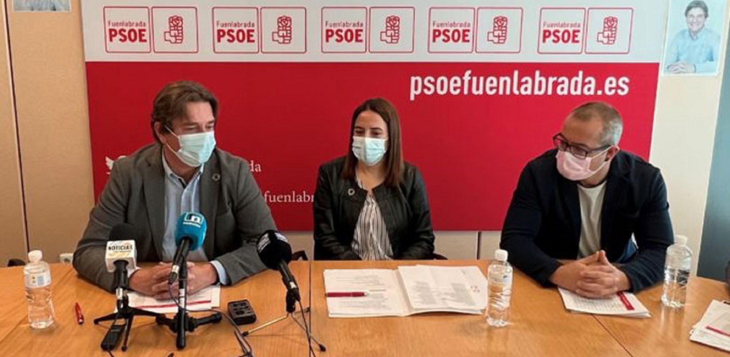 El alcalde de Fuenlabrada, Javier Ayala, (izquierda) durante la presentación de la  recién elegida secretaria general de los socialistas fuelabreños, Mónica Sebastián (centro).