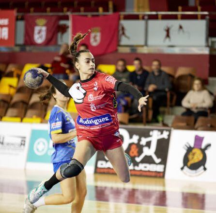 Salma Villfañe, lanzando a portería