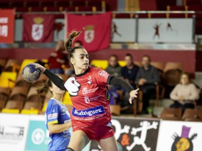 Salma Villfañe, lanzando a portería