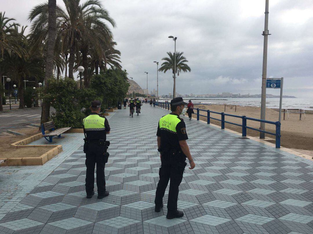 Control policial en la playa del Postiguet